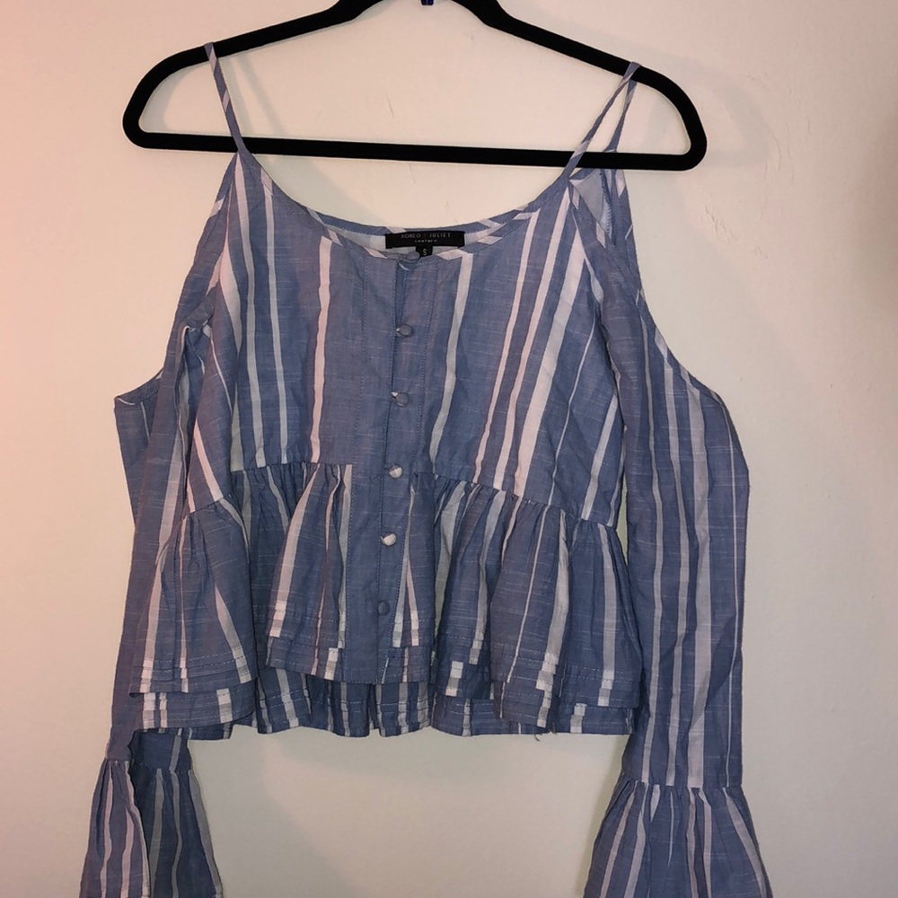 🕊ROMEO + JULIET COUTURE🕊STRIPED BLOUSE W/RUFFLES - Picture 3 of 8